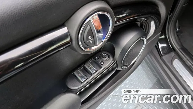 Mini Cooper Convertible 2017 — фото 16