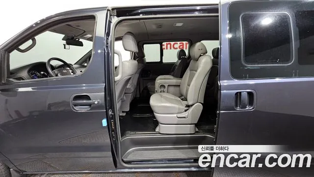 Hyundai Starex 2017 — фото 11