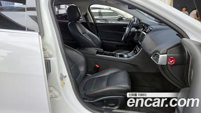 Jaguar XE 2016 — фото 11