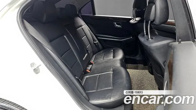 Mercedes-Benz E-Class 2011 — фото 12