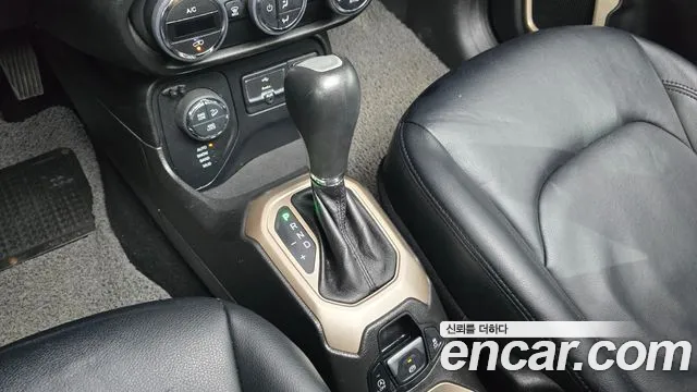 Jeep Renegade 2016 — фото 9