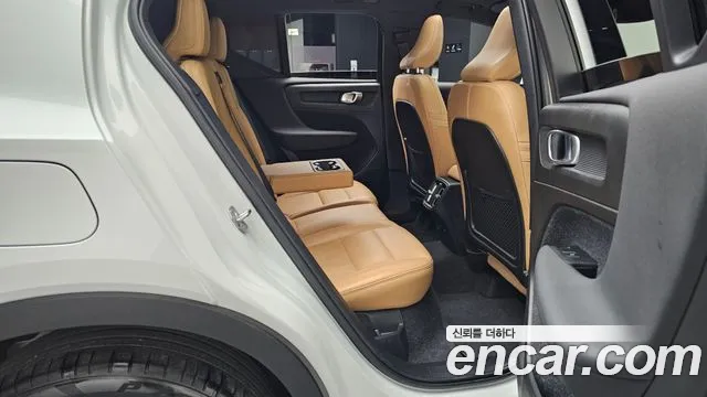 Volvo XC40 2021 — фото 12