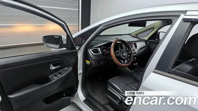 Kia Carens 2015 — фото 10