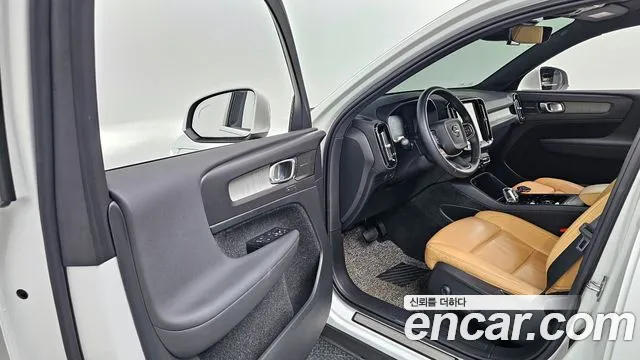 Volvo XC40 2021 — фото 10
