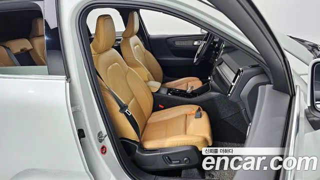 Volvo XC40 2021 — фото 12