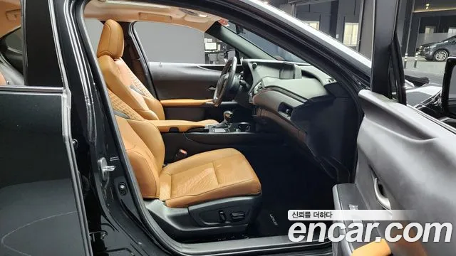 Lexus UX 2021 — фото 10