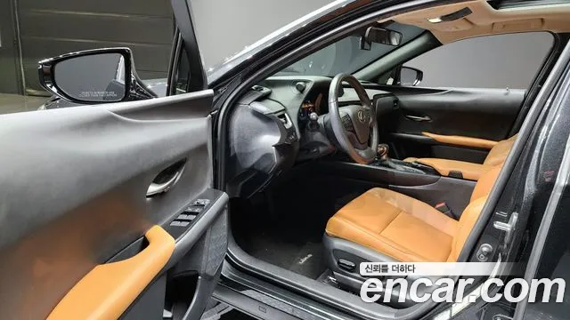 Lexus UX 2021 — фото 11