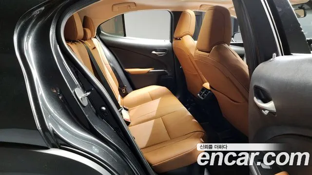 Lexus UX 2021 — фото 13