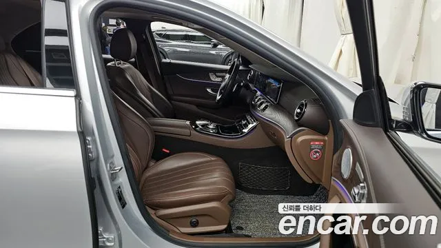 Mercedes-Benz E-Class 2017 — фото 11