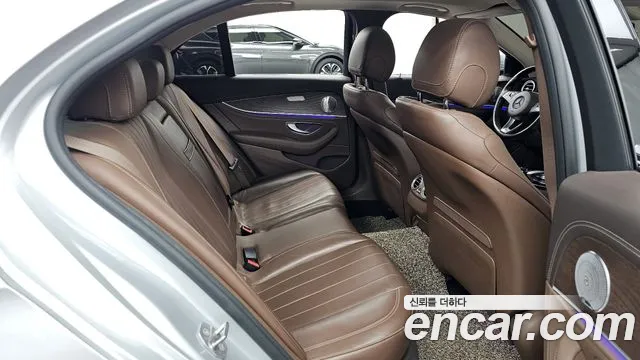 Mercedes-Benz E-Class 2017 — фото 12