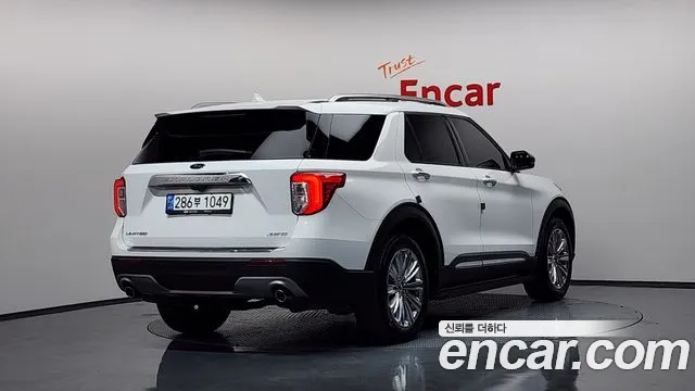 Ford Explorer 2022 — фото 1