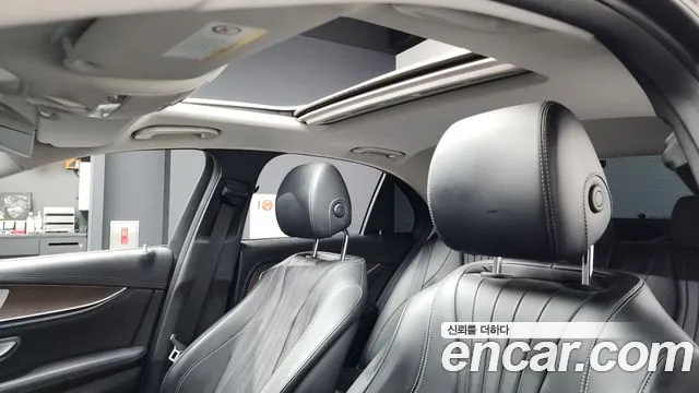 Mercedes-Benz E-Class 2017 — фото 19
