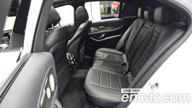 Mercedes-Benz E-Class 2020 — фото 12
