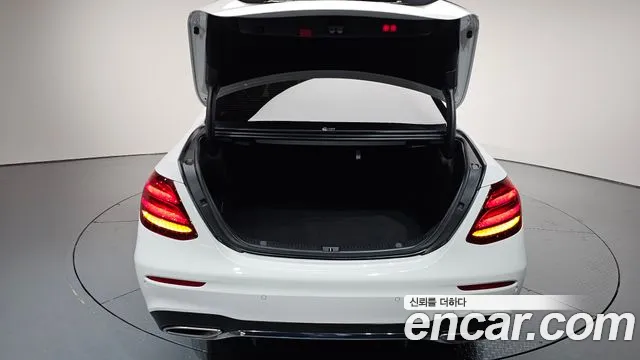 Mercedes-Benz E-Class 2020 — фото 20