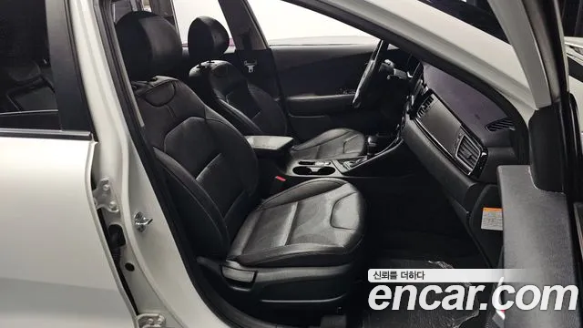 Kia Niro 2017 — фото 10