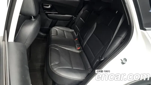 Kia Niro 2017 — фото 12