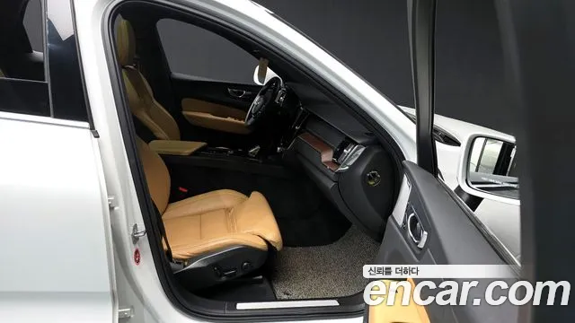 Volvo XC60 2021 — фото 11