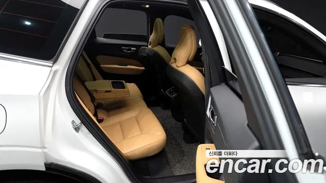 Volvo XC60 2021 — фото 12
