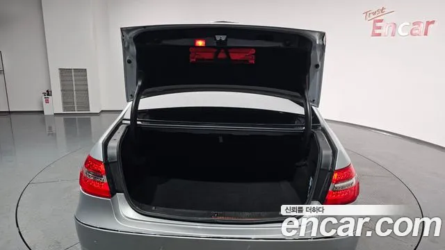 Mercedes-Benz E-Class 2010 — фото 20