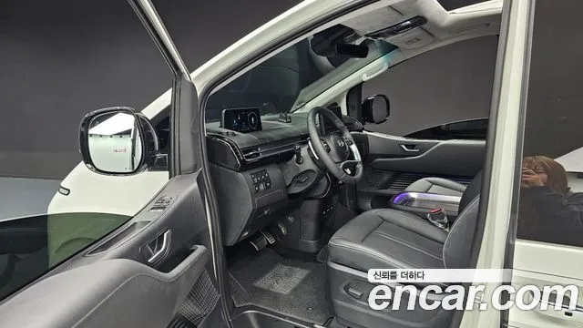 Hyundai Staria 2025 — фото 11