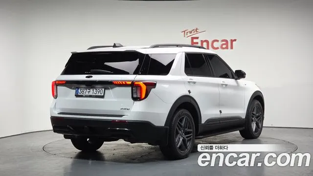 Ford Explorer 2025 — фото 1