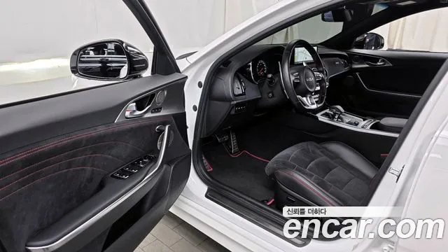 Kia Stinger 2023 — фото 10