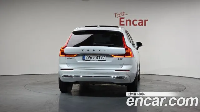 Volvo XC60 2025 — фото 3