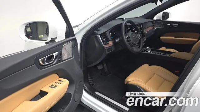 Volvo XC60 2025 — фото 10