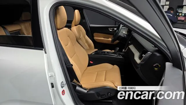Volvo XC60 2020 — фото 12