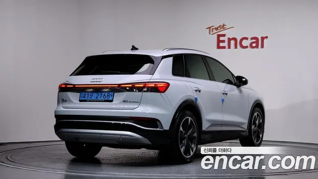 Audi Q4 e-tron 2023 — фото 2