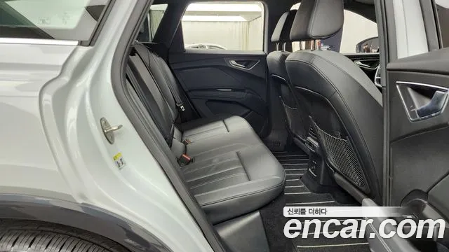 Audi Q4 e-tron 2023 — фото 12
