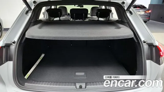 Audi Q4 e-tron 2023 — фото 20