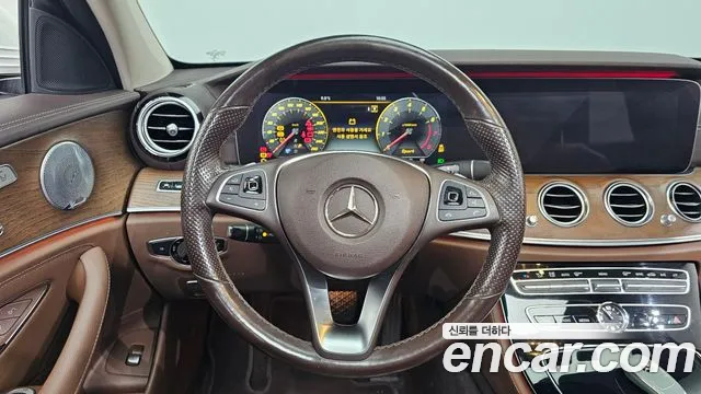 Mercedes-Benz E-Class 2018 — фото 14