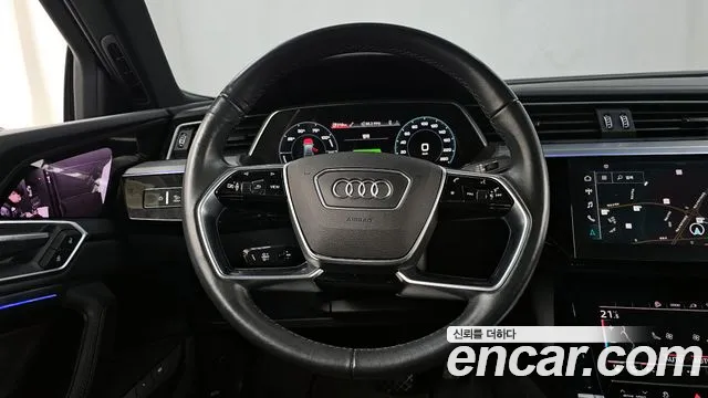 Audi e-tron 2022 — фото 13