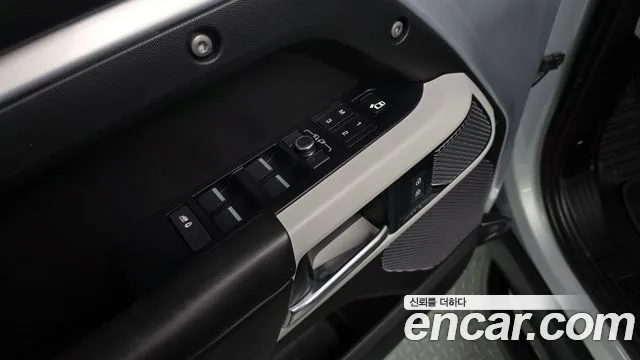Land Rover Defender 2022 — фото 18