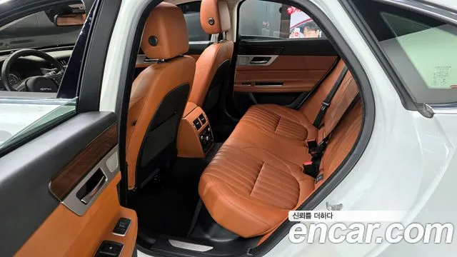 Jaguar XF 2017 — фото 12
