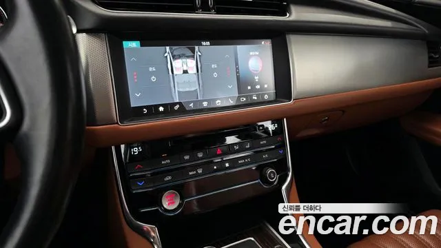 Jaguar XF 2017 — фото 14