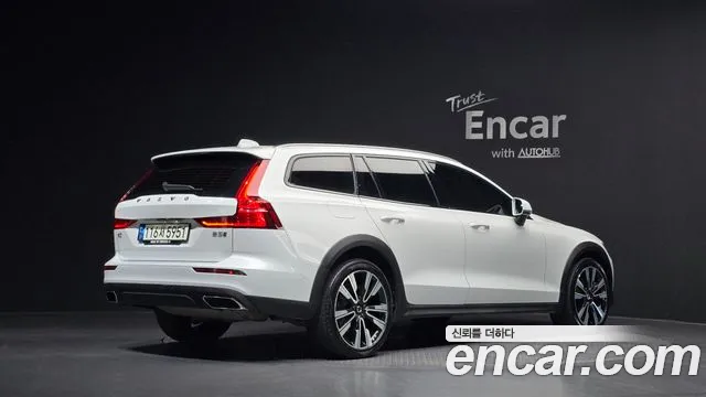 Volvo V60 2022 — фото 2
