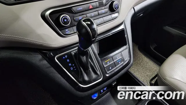 Hyundai Starex 2019 — фото 9