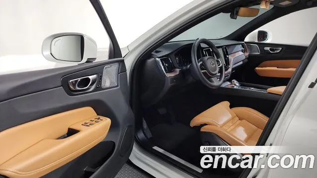 Volvo XC60 2023 — фото 10