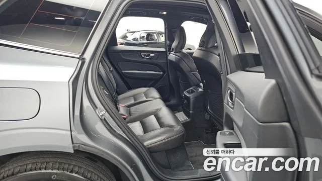 Volvo XC60 2021 — фото 12