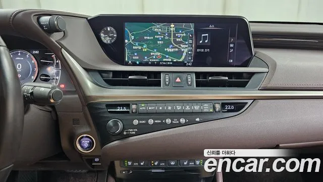 Lexus ES 2020 — фото 16
