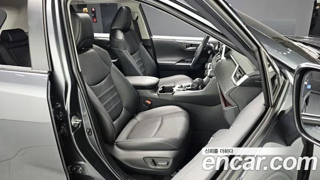 Toyota RAV4 2023 — фото 10