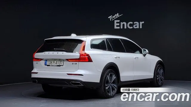 Volvo V60 2021 — фото 2