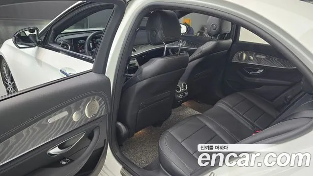 Mercedes-Benz E-Class 2023 — фото 11