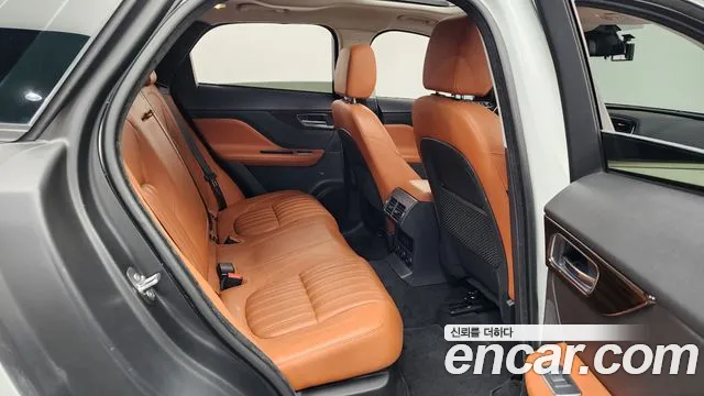 Jaguar F-PACE 2018 — фото 12