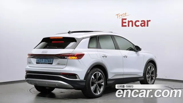 Audi Q4 e-tron 2022 — фото 2