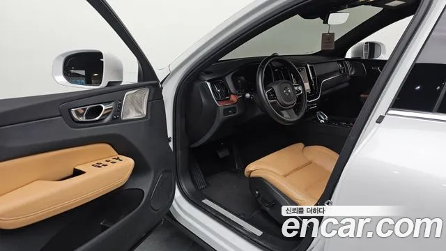 Volvo XC60 2025 — фото 10