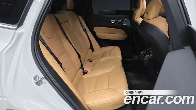Volvo XC60 2021 — фото 12