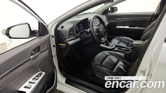 Hyundai AVANTE 2017 — фото 10